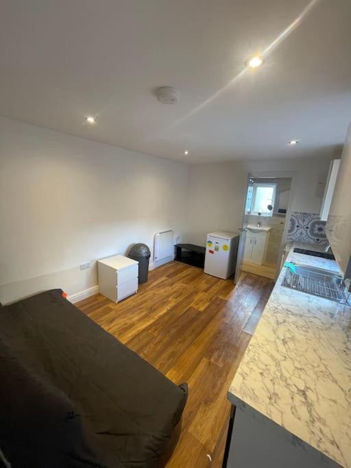 One Bedroom Annex With Private Entrance Morden  Экстерьер фото